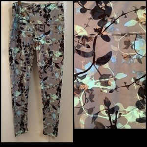 Leggings Women’s Size 12-16 Yoga Waistband Crisp Air Pattern